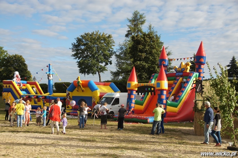 Fotografia z Dni Gminy Wicko 2013 przedstawiająca dmuchany plac zabaw dla dzieci.