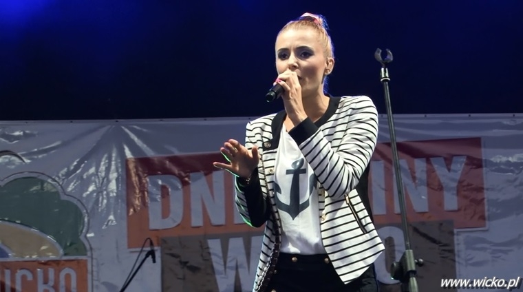 Fotografia z Dni Gminy Wicko 2013 przedstawiająca koncert Haliny Mlynkowej.