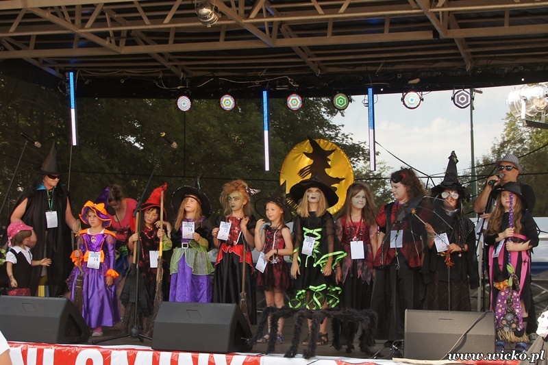 Fotografia z Dni Gminy Wicko 2014 przedstawiająca konkurs na Czarownicę Gminy Wicko 2014.