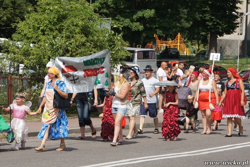 Fotografia z Dni Gminy Wicko 2014 przedstawiająca uroczystą paradę z Wicka do Charbrowa