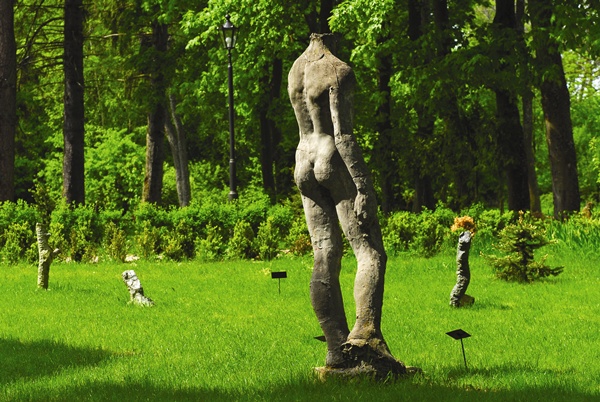 Fotografia rzeźby w Galerii Rzeźby Współczesnej w Poraju