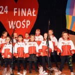 Fotografia - Występy zespołów dziecięcych w trakcie 24 Finału Wielkiej Orkiestry Świątecznej Pomocy