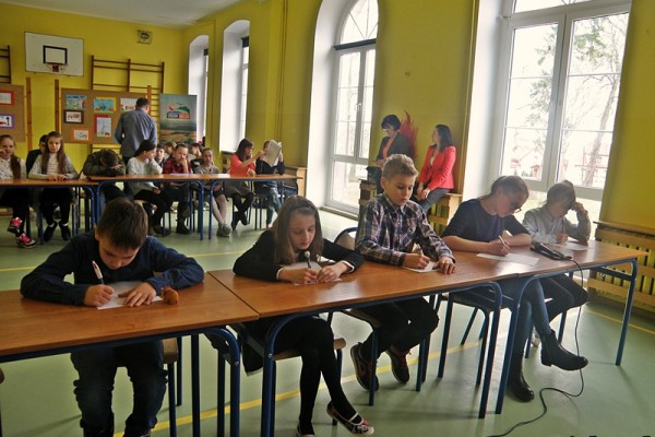 Fotografia z Ogólnopolskiego Turnieju Wiedzy Pożarniczej, młodzież uczestnicząca w turnieju w trakcie rozwiązywania zadań.