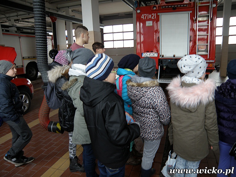 Fotografia z wizyty młodzieży z placówek oświatowych Gminy Wicko w Komendzie Powiatowej Państwowej Straży Pożarnej w Lęborku.