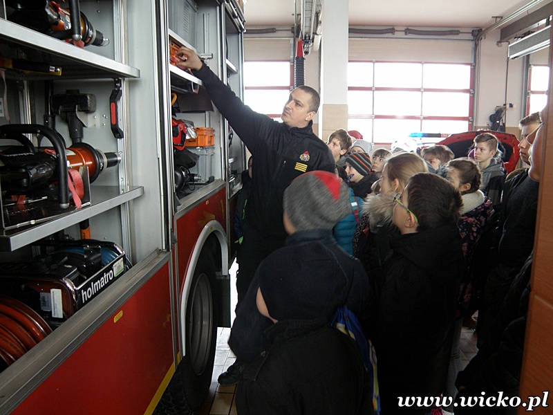 Fotografia z wizyty młodzieży z placówek oświatowych Gminy Wicko w Komendzie Powiatowej Państwowej Straży Pożarnej w Lęborku.