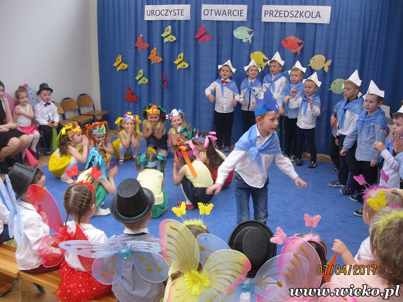 Fotografia z otwarcie Przedszkola w Wicku – część artystyczna w wykonaniu dzieci