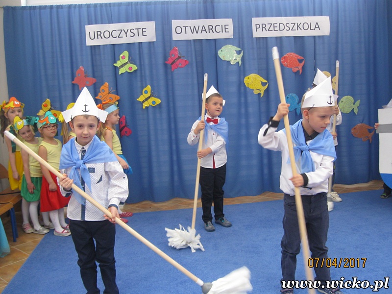 Fotografia z otwarcie Przedszkola w Wicku – część artystyczna w wykonaniu dzieci